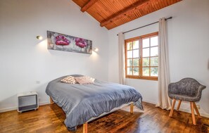 3 habitaciones, tabla de planchar con plancha y cuna de viaje 