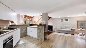 Een koelkast, een magnetron, een oven, een kookplaat