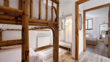 2 slaapkamers, een strijkplank/strijkijzer, gratis wifi, beddengoed