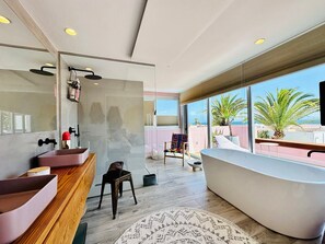 Shower, hair dryer, towels - Vacation Home "Casa Color" with Sea View, Private Pool & Wi-Fi (Corralejo)
