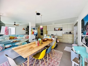 Een moderne leefruimte met een eethoek, keuken en zithoek.