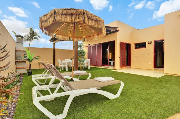 Outdoor dining - Vacation Home 'Casa Mavadel' with Private Pool, Private Terrace and Wi-Fi (La Oliva)