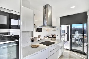 Frigorifero, microonde, forno, piano cottura