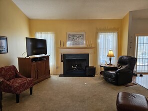 Living area - Reduced & Available for US OPEN! Seven Lakes North community, golf, swimming +++ (Seven Lakes)