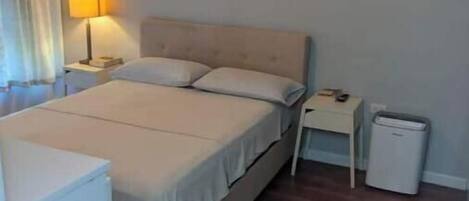 3 habitaciones, tabla de planchar con plancha, wifi y ropa de cama