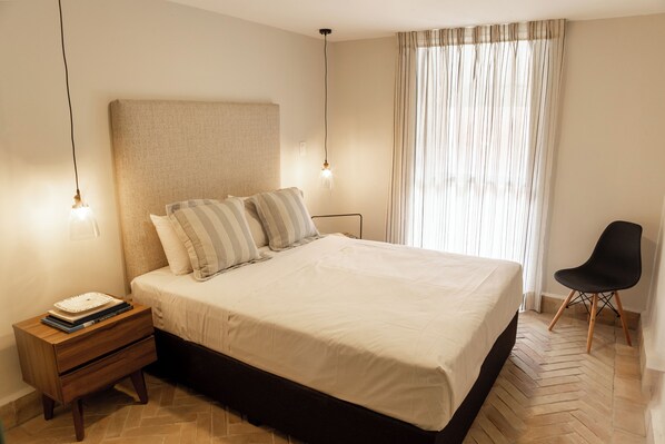 Leilighet – deluxe, 2 soverom, kjøkken, byutsikt | Safe på rommet, individuelt dekorert og individuelt innredet