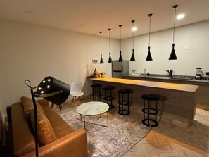 Deluxe-huoneisto, 2 makuuhuonetta, keittiö, kaupunkinäköala | Yksityinen keittiö | Täysikokoinen jääkaappi, mikroaaltouuni, leivänpaahdin, paistolaatta