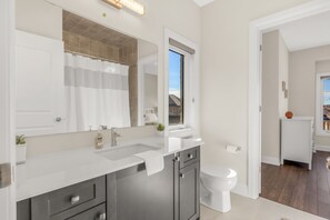 Jetted tub, hair dryer, towels, soap - Executive 5BR-4BATH Detached Retreat Brampton/Miss Border  (Brampton)