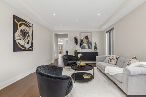 テレビ、暖炉、ステレオ、書斎 / ワークスペース