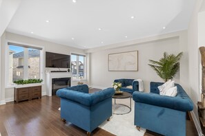 TV, fireplace, stereo, offices - Executive 5BR-4BATH Detached Retreat Brampton/Miss Border  (Brampton)