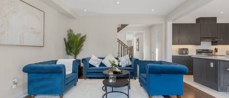 Una televisión, una chimenea, un reproductor estéreo, una oficina