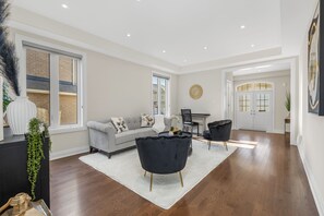 TV, fireplace, stereo, offices - Executive 5BR-4BATH Detached Retreat Brampton/Miss Border  (Brampton)