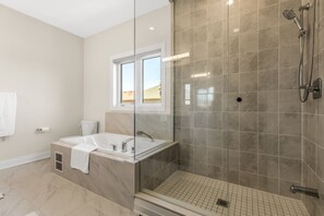 Jetted bath, hair dryer, towels, soap - Executive 5BR-4BATH Detached Retreat Brampton/Miss Border  (Brampton)