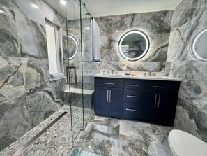 Dusche, Haartrockner, Handtücher, Seife