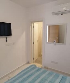 3 bedrooms, iron/ironing board, Internet, bed sheets - Go Exchange, Block D, Apt. 6 - Entire Unit (Saint Paul's Bay)