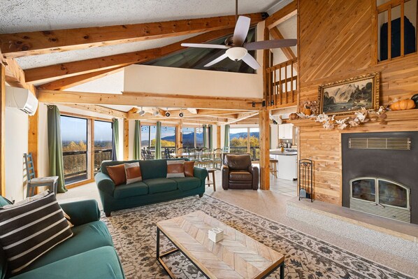 Smart-TV, Kamin, Videospiele, Bücher