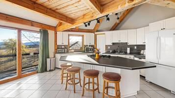 Een koelkast, een magnetron, een oven, een kookplaat