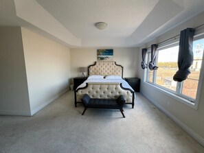 4 bedrooms, WiFi - Richmond Hill/near Yonge Street/Hardcover
townhouse/ Four rooms full of sunshine (Richmond Hill)