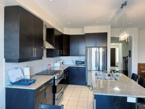 Microondas, horno, parrilla de estufa y lavavajillas 