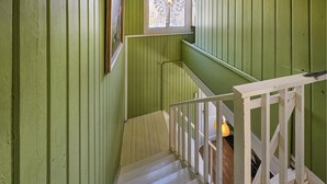 Eine Treppe mit weißen Geländern und grünen Wänden.