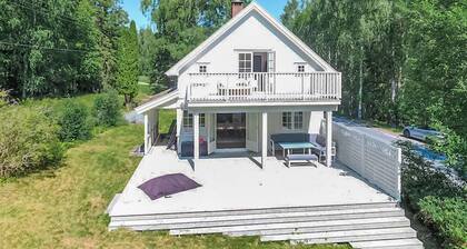 Awesome home in Noresund with WiFi