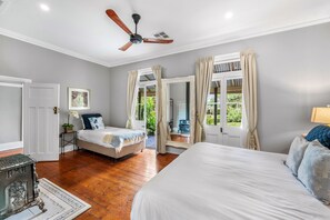 6 quartos, escrivaninha, ferros/tábuas de passar roupa, berço de viagem