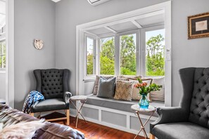 Smart-TV, peis, DVD-spiller og bøker