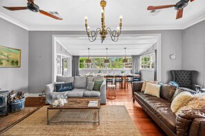 Smart-TV, peis, DVD-spiller og bøker