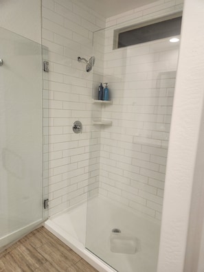 Toallas, jabón, papel de baño