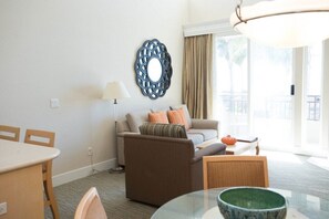 TV, fireplace, DVD player, books - Carlsbad Seapointe Resort - 1 Bedroom Plus - 1QP (Carlsbad)