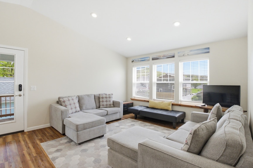 Lakeside 2 Bdrm Apartment Steps From Lake. Private Beach And Park - 리마