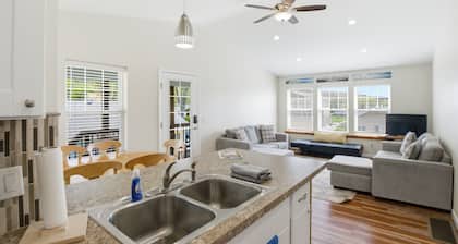 Lakeside 2 bdrm Apartment steps from lake. Private Beach and Park