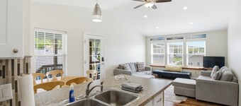 Lakeside 2 bdrm Apartment steps from lake. Private Beach and Park