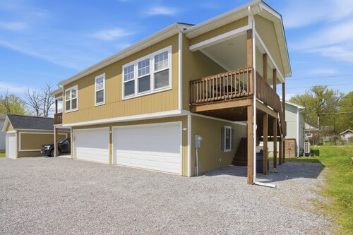 Lakeside 2 bdrm Apartment steps from lake.  Private Beach and Park
