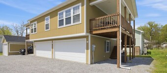 Lakeside 2 bdrm Apartment steps from lake.  Private Beach and Park