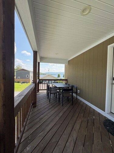 Brand New Cozy 2 Bedroom on a Quiet Finger Lake!