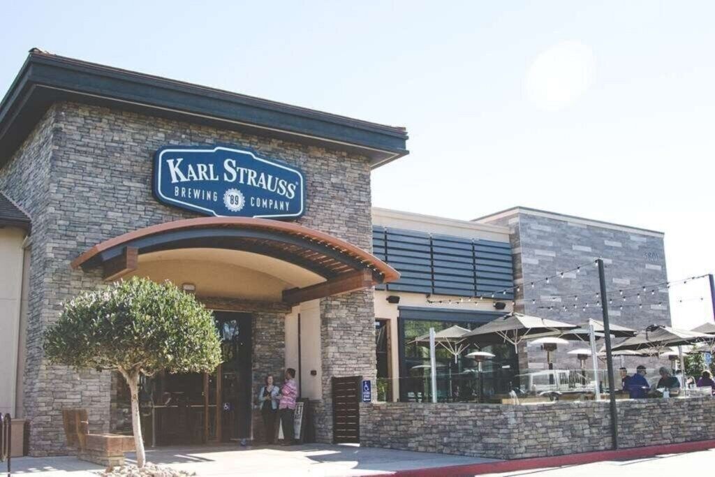 Un edificio con un letrero que dice "Karl Strauss Brewing Company".