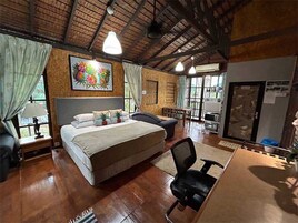 Elite Chalet, Private Bathroom, River View | Soundproofing, bed sheets