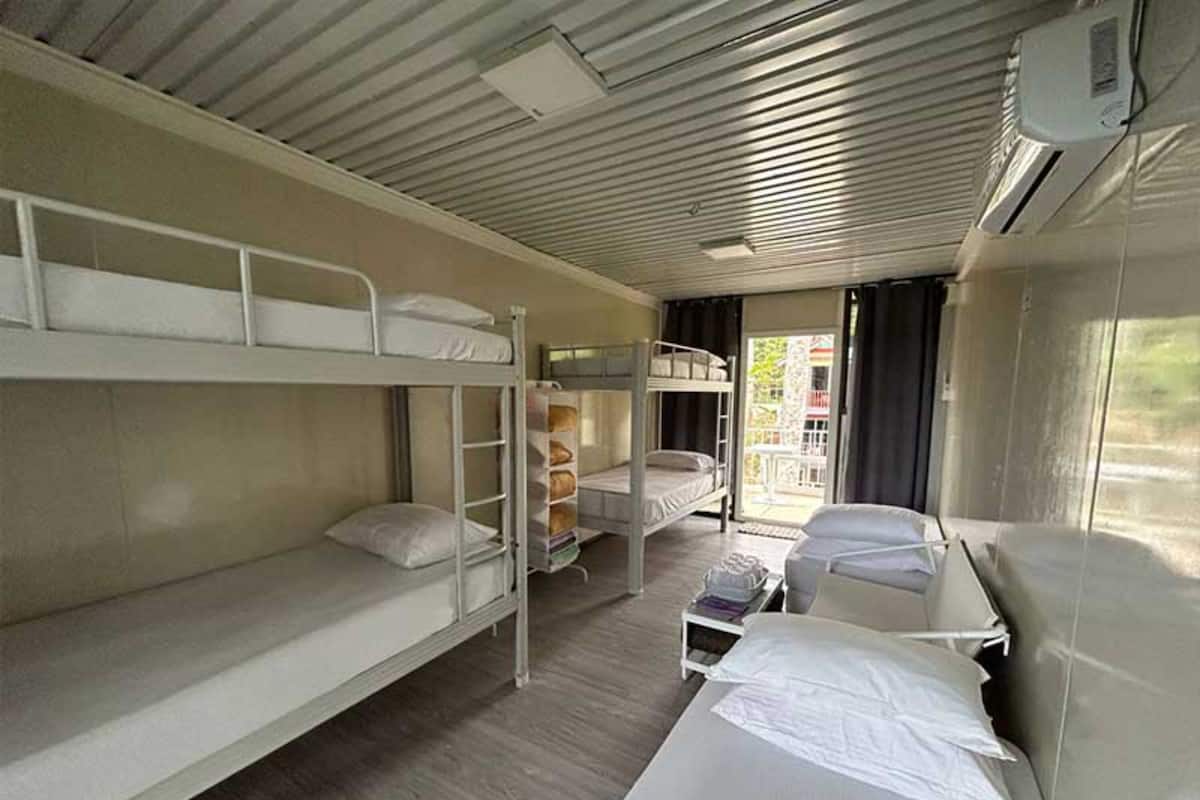 Dortoir partagĂ© familial, mixte, salle de bains commune, vue sur le fleuve | 1 chambre, systĂšme dâinsonorisation, literie fournie