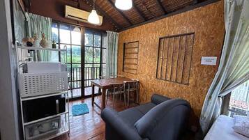 Alpehytte – executive, privat bad, elveutsikt | Lydisolert og sengetøy