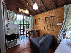 Chalé executivo, banheiro privativo, vista para o rio | Quartos à prova de som, roupa de cama