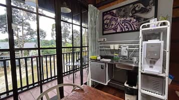 Elite chalet, privébadkamer, uitzicht op rivier | 1 slaapkamer, geluiddichte muren, beddengoed