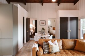 2 chambres, fer et planche à repasser, lit de bébé portatif