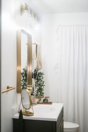 Asciugacapelli, asciugamani, sapone, carta igienica