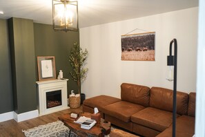 Smart TV, caminetto, libri