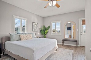 5 bedrooms, WiFi, bed sheets - Lagoonfront Beach Escape | Golf Cart + Game Room! (Port Aransas)
