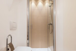 Dusche, Haartrockner, Handtücher