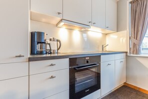 Kühlschrank, Ofen, Herdplatte, Geschirrspüler