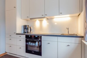 Jääkaappi, uuni, liesi, astianpesukone