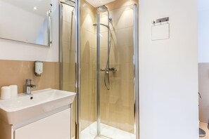 Shower, hair dryer, towels